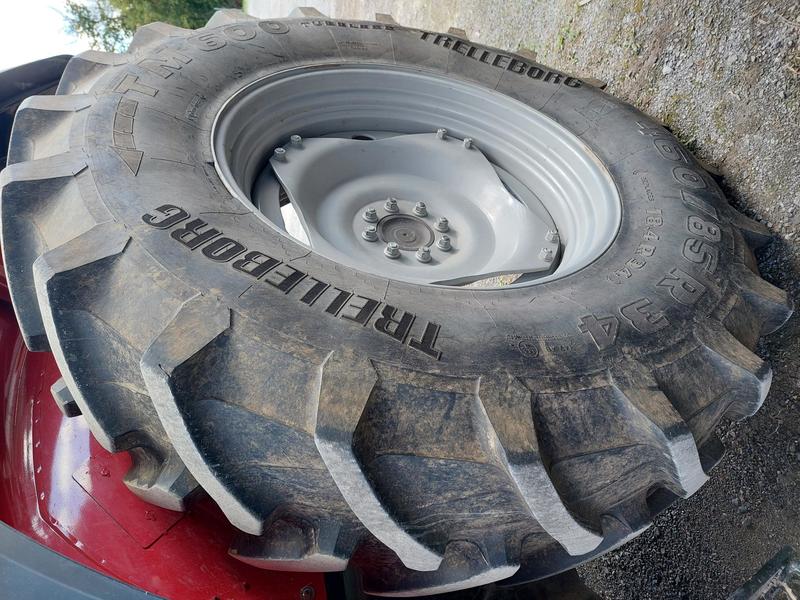 Tractors  Massey Ferguson MF5711 Global Tractor Photo